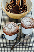 Gebackener Schokoladenpudding in Tassen auf Abkühlgitter