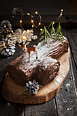 Yule Log (weihnachtliche Schokoladenrolle) auf Baumscheibe