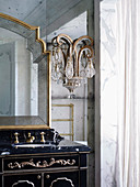 Antiker Waschtisch mit Marmorplatte und Kristallleuchte im Badezimmer in französischem Barockstil
