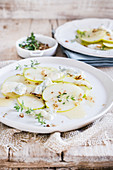 Birnen-Gorgonzola-Salat mit Honigdressing und Pekannüssen