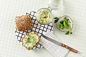 Low-carb broccoli and herb spread