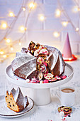 Pinata-Kuchen gefüllt mit Schokoladenmünzen, Cranberries und Marzipankugeln (weihnachtlich)