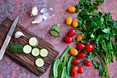 Stillleben mit Zucchini, Knoblauch, Zuckerschoten, Tomaten und Petersilie