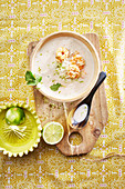 Kokos-Limettensuppe mit Garnelen und Reis (Aufsicht)