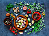 Stillleben mit Gemüse, Kräutern, Pilzen und Gewürzen für die vegetarische Küche