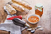 Ajvar (Würzpaste aus Paprika), selbst gemacht, Aubergine, Paprikaschote und Brot