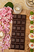 Rosa Hortensien, Zartbitterschokolade und Gebäck mit Rosen dekoriert
