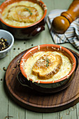 Französische Zwiebelsuppe mit Brot und Käse überbacken