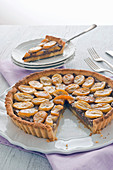 Tarte mit Schokoladencreme und karamellisierten Bananenscheiben