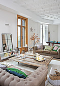 Winterlich dekoriertes Wohnzimmer mit gegenüberstehenden Sofas