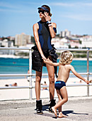Junge Frau mit blondem Jungen am Strand