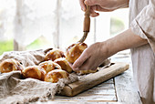 Hot Cross Buns (Ostergebäck, England) zubereiten: Gebäck mit Butter einpinseln