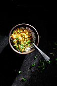 Vegetarisches Gemüsecurry mit Grünkohl und Kichererbsen auf Reis (Indien)