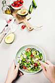 Gemischter Salat mit Blattsalaten, Gurken, Tomaten und Avocado