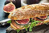 Baguettesandwich mit Feigen, Prosciutto und Rucola (Nahaufnahme)