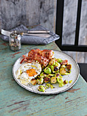 Oven-roasted Brussels sprouts with bacon and a fried egg (low carb)