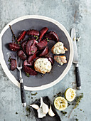 Pork fillet with a gorgonzola crust and beetroot wedges (low carb)