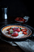 Dutch-Baby-Pancake mit Erdbeeren und Puderzucker