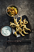 In Tempurateig frittierte Filetstreifen vom Rind mit Wasabi-Reis-Dip