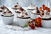Vegane Schokoladen-Cupcakes mit Bananencreme