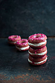 Vegane Rote-Bete-Donuts mit Vanillesahne und rosa Zuckerglasur
