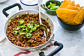 Mexikanisches Rindfleischchili mit Tortillachips