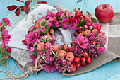 Pinker Herbst-Kranz aus Astern, Fetthenne, Zieräpfeln und Hagebutten