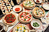 Verschiedene Pizzen im Restaurant