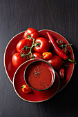 Tomatensuppe mit frischen Tomaten, Chillis und Paprika