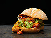 Ciabatta-Sandwich mit Avocado, Kirschtomaten und Halloumi
