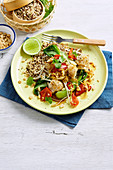 Fisch und Gemüse aus dem Wok mit Reis-Quinoa-Mischung
