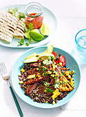 Würzige Steakstreifen auf Quinoa mit Gemüse und Ananas