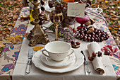 Gedeckter Tisch mit DIY-Dekoration aus Kastanien