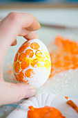 Decorating Easter egg using bubble wrap