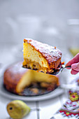 Ein Stück Birnen-Keks-Kuchen aus der Ukraine auf Tortenheber