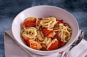 Spaghetti with salmon, mushrooms and tomatoes