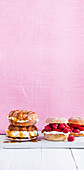 Frittierter Karamell-Donut (kalorienreich) und gebackener Donut mit Beeren (kalorienarm)