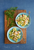Kartoffelsalat mit Shrimps und Dill