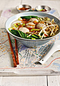 Fischbällchen-Suppe mit Reis-Vermicelli (Singapur)
