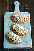 Wholemeal bread with cottage cheese with red radishes and scallion