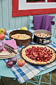 Zwetschgentarte mit Cremefraiche, Apfelkuchen und Birnenkuchen