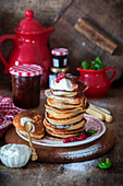 Pancakes mit Marmelade und Sahne, gestapelt