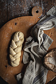 Ungebackenes Challah-Brot (jüdische Küche) auf Holzbrett