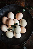 Mit Naturfarben gefärbte Eier in Schale (Aufsicht)