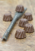 Mini Schokoladen-Guglhupf mit Schnapsglasur