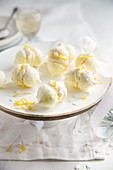 Lemon meringues with lemon cream