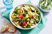 Mediterraner Nudelsalat mit Grillgemüse und Oliven