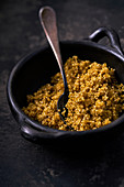 Gekochter Quinoa in Schale mit Löffel
