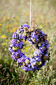 Kranz aus lila Hortensien und schwarzen Johannisbeeren