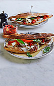 Sandwich mit Prosciutto, Peperonata und Provolone